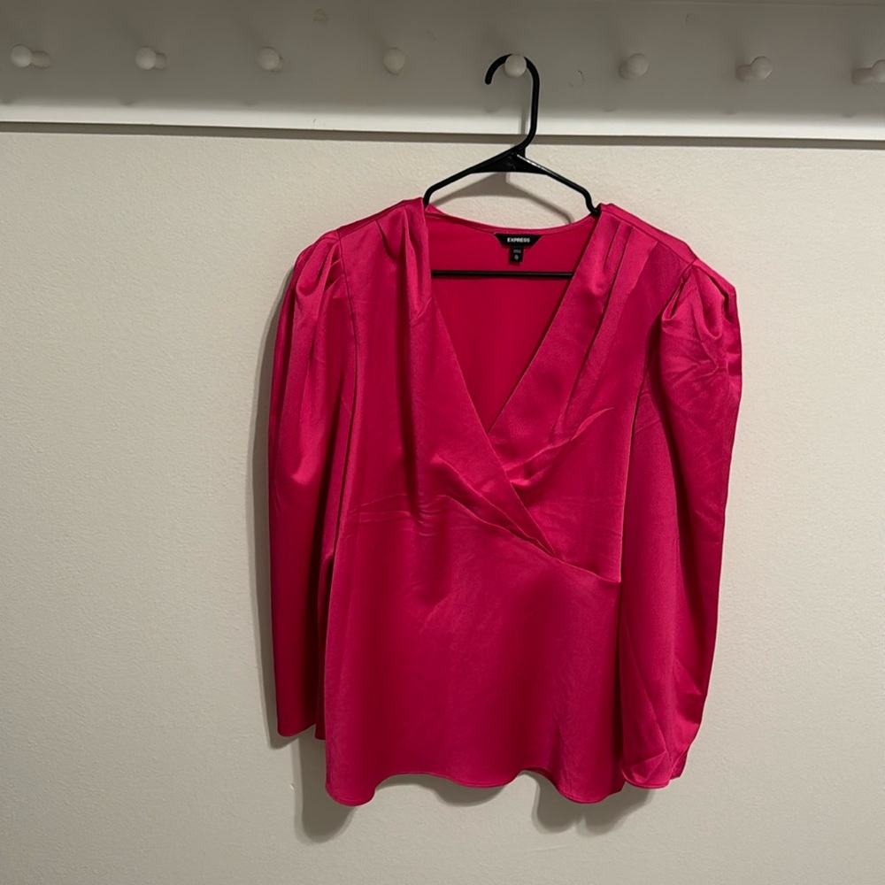 Express hot pink blouse. Sits below the waist. Puff sleeve. Perfect office piece